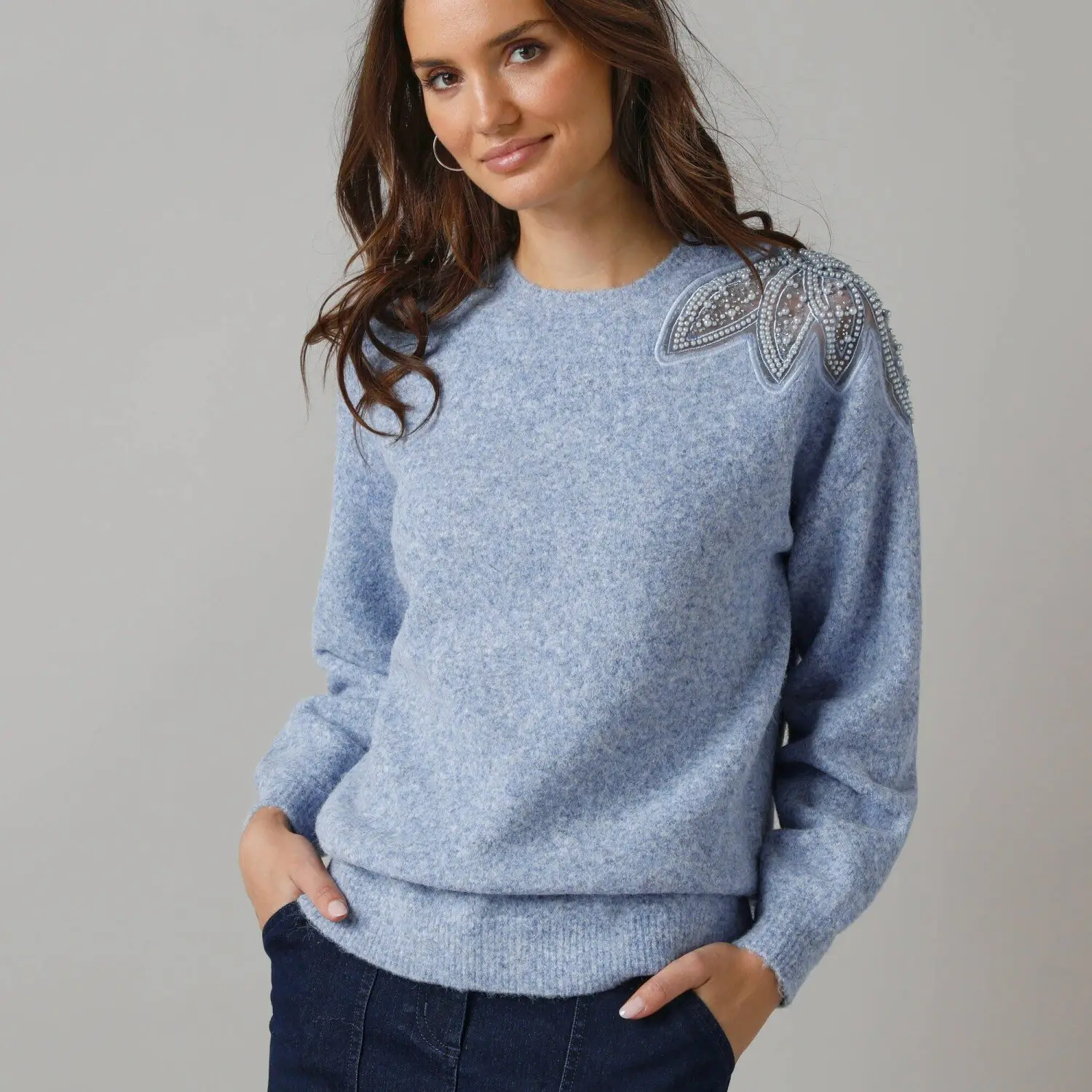 Modrý úpletový sveter s výšivkou
