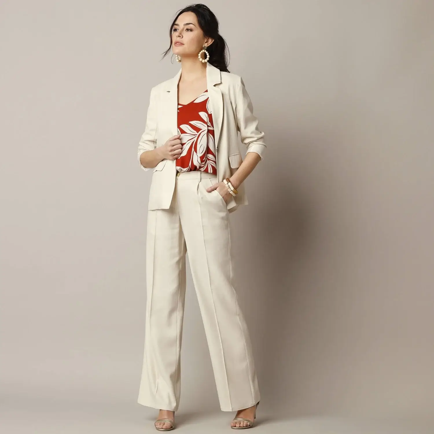 Široké béžové nohavice so sakom