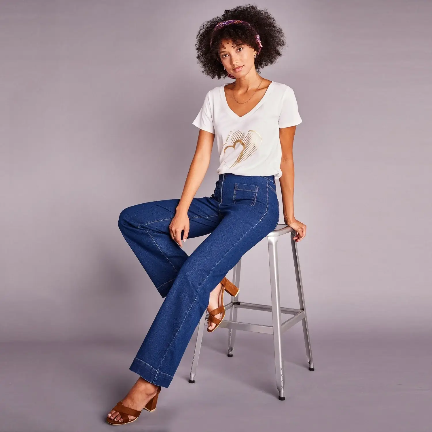 Široké džínsy s vysokým pásom a tričkom