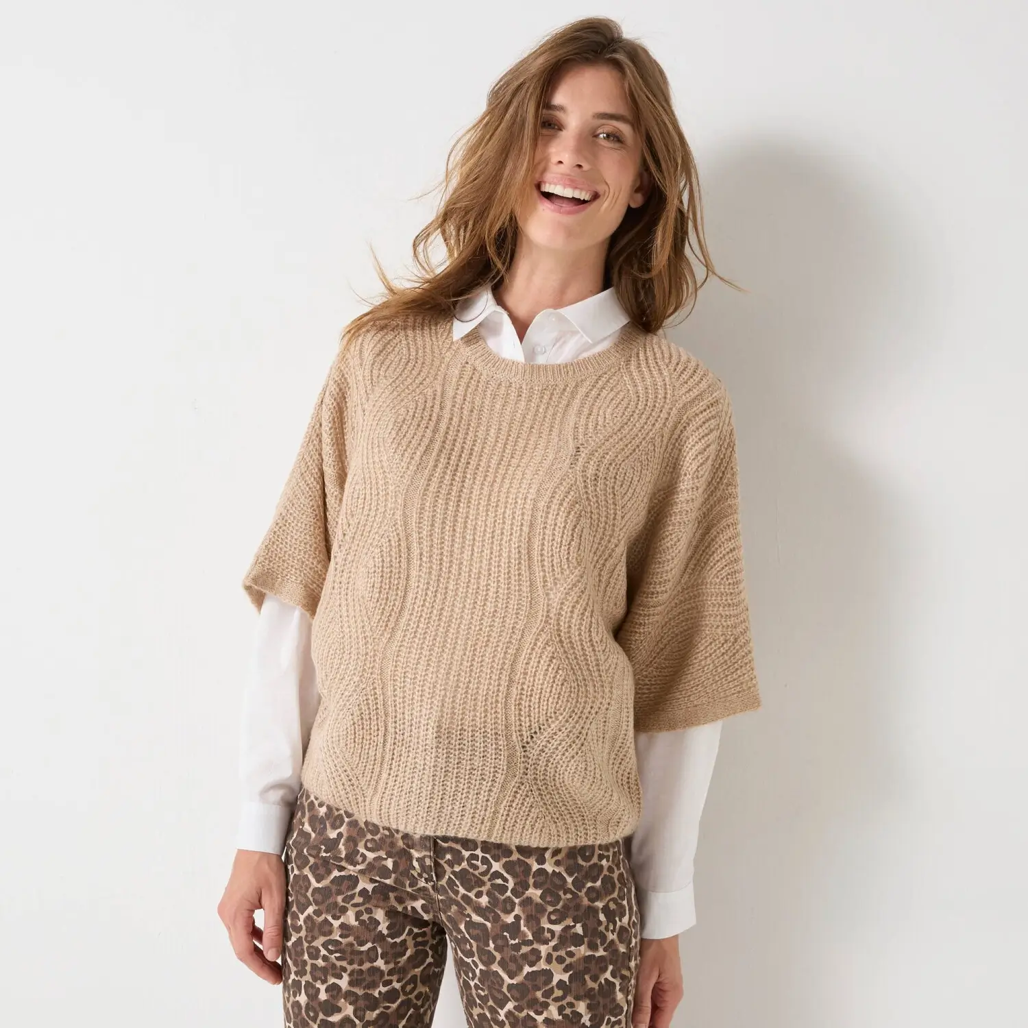 Blúzka v kombinácii s hnedým svetrom