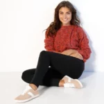 Úvodní obrázek černé legíny a červená halenka